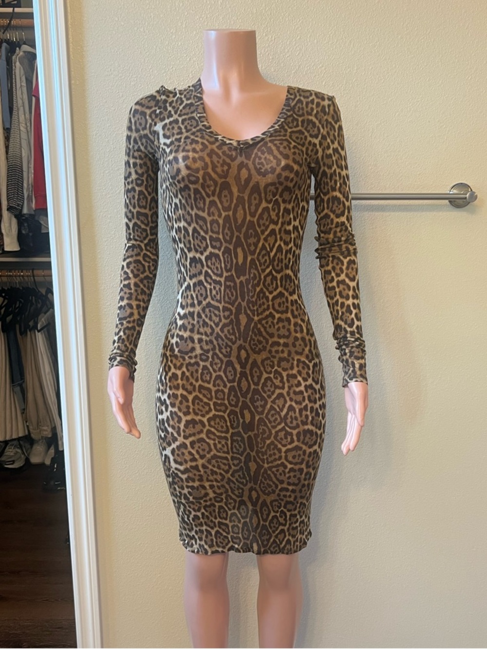 “Show Off” BCBG Bodycon Knee-length Dress. Size S. Will fit M. Great Fit